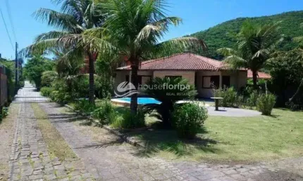 Casa em Condominio com 4 Dormitórios, Piscina, 2 Edículas, com Espaçoso Jardim, à Venda, a 250 m da