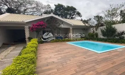 Casa térrea com quintal espaçoso, piscina, a 500 m da praia, à venda, campeche, florianópolis, sc