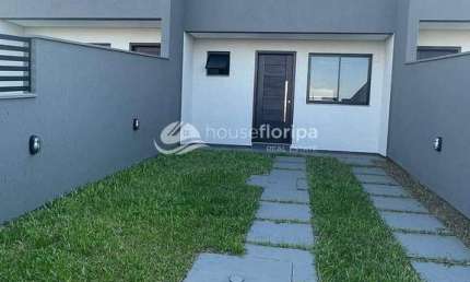 Casa de 2 quartos com quintal e 2 vagas de garagem à venda, perto das praias e comércio local no Ca