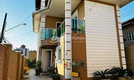 Casa de 3 quartos com espaço gourmet e quintal à venda, perto do Shopping Beira Mar, excelente loca