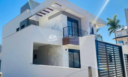 Casa de 3 quartos, com quintal amplo e churrasqueira, à venda a 100 m da Praia dos Açores, localiza