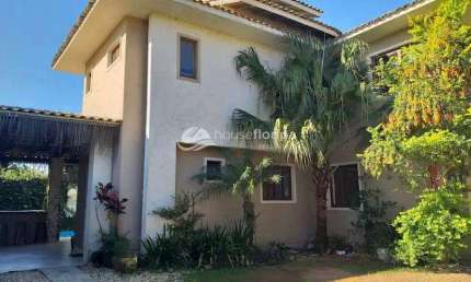 Casa no Campeche à venda com 6 dormitórios, grande terreno, espaço gourmet e piscina, a poucos minu