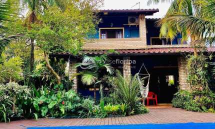Casa de 3 quartos com piscina e quintal grande à venda, próxima à trilha da praia nas 5 Ruas, Rio T