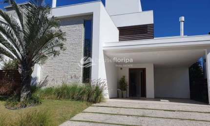Linda casa a venda com duas Suites com jacuzzi, espaço gourmet,  com excelente infraestrutura em um