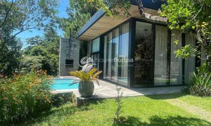Casa à venda de 2 dormitórios, piscina, adega e vista mar, no Ribeirão da Ilha, Florianópolis, SC