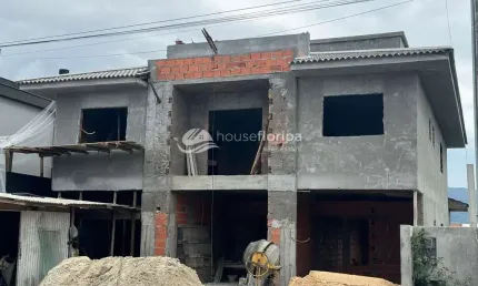 Casa geminada nova com 3 dormitórios à venda em loteamento planejado, no Campeche, Florianópolis, S