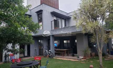 Linda casa com 4 dormitórios à venda, em local tranquilo no Rio Tavares, Florianópolis, SC