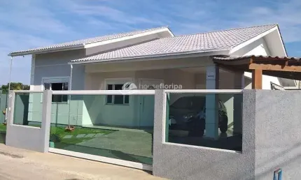 Ótima casa individual térrea, com 2 dormitórios e área de lazer completa à venda, no Campeche, Flor