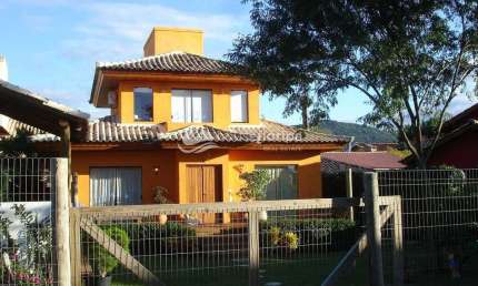 Casa à venda com 2 dormitórios e arquitetura Asiática, no Rio Tavares, Florianópolis, SC