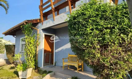 Casa financiável com 3 dormitórios à venda a 300m do mar, em loteamento planejado, no Campeche, Flo