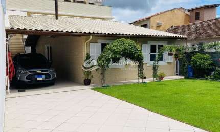 Casa de 3 quartos com sauna, espaço gourmet e quintal amplo à venda no sul da ilha, Pântano do Sul,