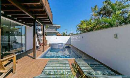Belíssima casa com piscina em Condomínio fechado com saída privativa para a praia do Morro das Pedr