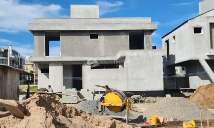 Casa individual à venda 4 quartos, 2 suítes com varanda próxima a praia, em construção, nos Açores,