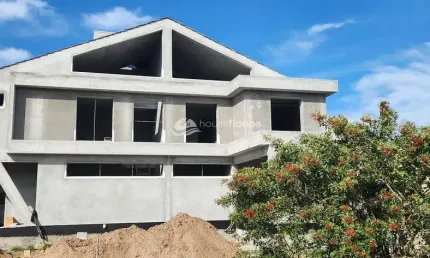 Casa geminada com 4 dormitórios sendo 2 suítes, mais um sótão, com área gourmet à venda, Açores, Fl