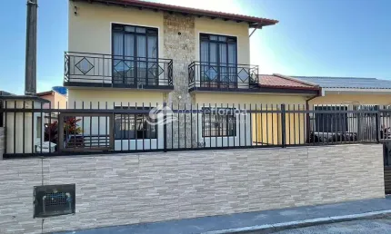 Linda casa à venda localizada a 70 metros da praia do Pântano do Sul, com 5 dormitórios sendo uma s
