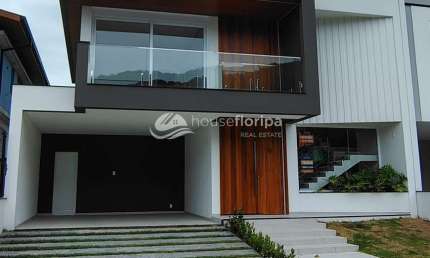 VILLA PAMPLONA-Linda casa alto padrão à venda, localizada no coração do bairro Rio Tavares ,casa co