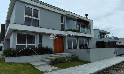 VILLA PAMPLONA- Belíssima casa alto padrão, à venda em um dos bairros mais procurados do sul da ilh