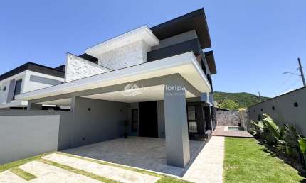 Bela casa  alto padrão à venda com 3 suítes, piscina em ótima localização Rio Tavares, Florianópoli