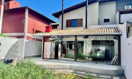 Casa geminada à venda com 3 dormitórios, na rua da praia do Pico da Cruz, no Rio Tavares, Florianóp