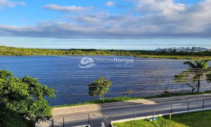 Casa financiável à venda com 3 dormitórios, com vista para a Lagoa Pequena, no Rio Tavares, Florian