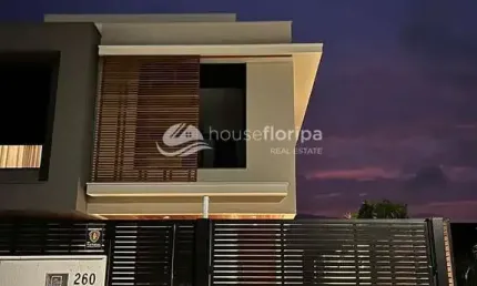 Casa Moderna com 3 Quartos, Escritório, Área Gourmet a poucos metros do mar no Jardim Campeche, Flo