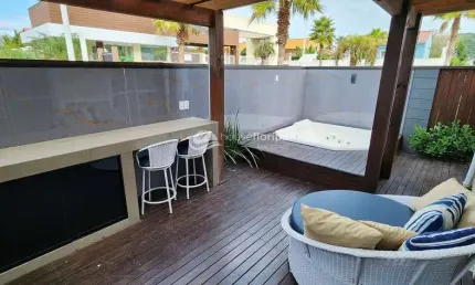 Incrível casa à venda com 4 dormitórios, uma jacuzzi, recém reformada em condomínio clube à 7 minut