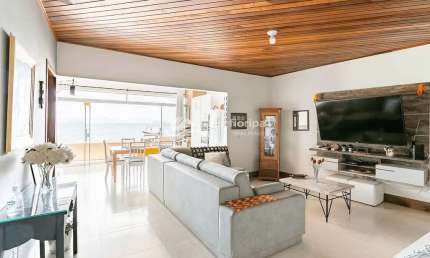 Incrível casa à venda açoriana, frente mar, com vista maravilhosa no Ribeirão da Ilha próximo aos r