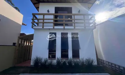 Casa com 2 quartos (1 suíte), área gourmet, pátio, garagem para 2 carros e arquitetura exclusiva co
