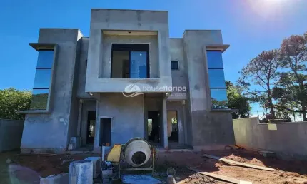 Incrível casa à venda com 3 dormitórios, sendo 1 suíte, com clarabóia e rua tranquila e larga no Ri