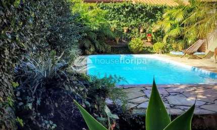 Casa financiável à venda, totalmente mobiliada com 2 dormitórios e piscina, no Campeche, Florianópo