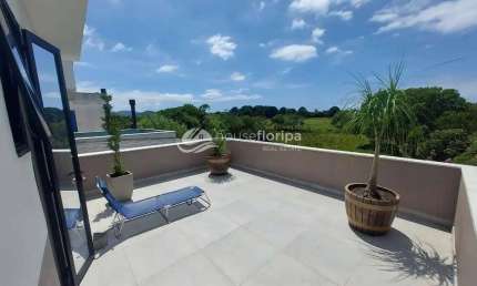 Casa à venda com varanda que proporciona uma incrível vista para natureza, 3 dormitórios, e com um