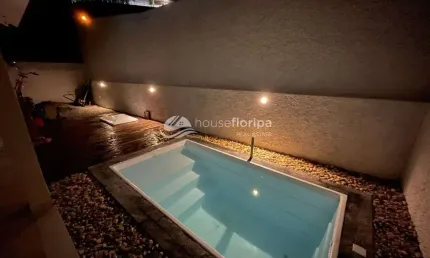 Casa térrea e individual à venda, na quadra do mar, com piscina e 3 dormitórios, no Ribeirão da Ilh