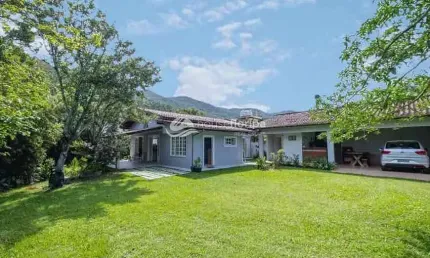 Casa à venda, com 980m2 de terreno, 3 dormitórios com vista para o mar dos Açores, no Pântano do Su