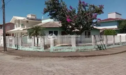 Casa à venda com 3 dormitórios em um belo terreno individual, bem localizada, no Carianos, Florianó