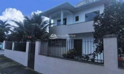 Ampla casa com 3 quartos, edícula com espaço de terreno em rua tranquila  à venda no Campeche.