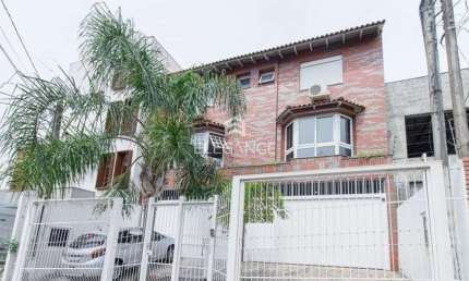 Elegance Imóveis vende Casa no bairro Chácara das Pedras no valor de R$ 1.400.000,00 com terraço, churrasqueira, piscina e garagem para 4 carros.
