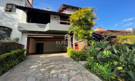 Elegance Imóveis vende casa projeto diferenciado desocupada bairro Boa Vista em porto alegre com piscina, churrasqueira, lareira e garagem 4 carros.