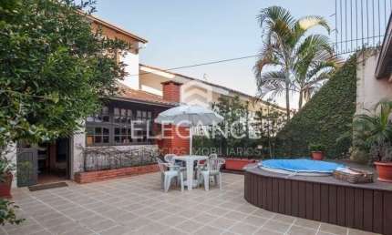 Elegance Imóveis vende casa com 170 m2 privativos, 3 dormitórios suíte  piscina pátio 2 vagas box garagem. Chácara das Pedras Porto Alegre