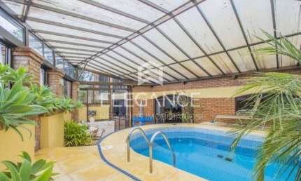 Elegance Imóveis vende ótima casa com projeto diferenciado. 3 Dormitórios, suíte, 2 vagas box/garagem piscina aquecida Chácara das Pedras Porto Alegre