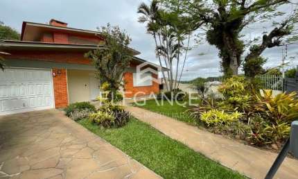 Elegance Imóveis vende ótima casa com 350 m2  privativos 3 dormitórios suíte, terreno 20 X 50, garagem 6 carros. Bairro Rio Branco Cachoeira do Sul