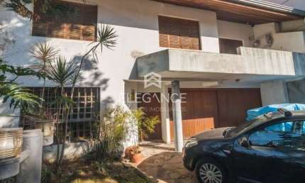 Elegance imóveis vende casa, 300m, 4 dormitórios sendo uma suíte, living com lareira, deck, piscina e 4 vagas de garagem/box. Comprar R$ 1.390.000,00