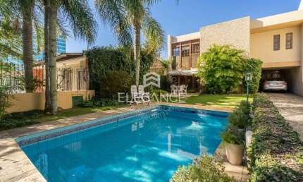 Elegance imóveis vende casa, 400m, 3 dormitórios, 1 suíte, living de 3 ambientes, pátio com piscina e 4 vagas de garagem/box. Comprar R$ 2.790.000,00