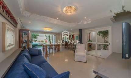 Elegance Imóveis vende casa desocupada 4 dormitórios suíte lareira quintal piscina. 3 vagas box/garagem Três Figueiras Porto Alegre. R$ 1.800.000,00