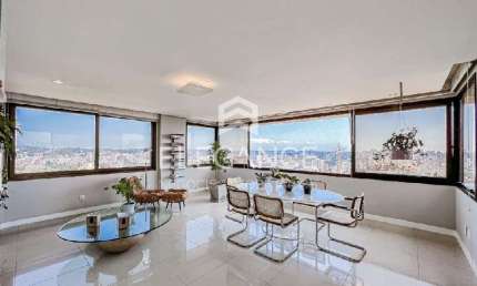 Elegance Imóveis vende apartamento em andar alto com 168 m2 privativos, 3 ou 4 suítes, lareira, lavabo, 3 vagas box garagem. Rio Branco Porto Alegre