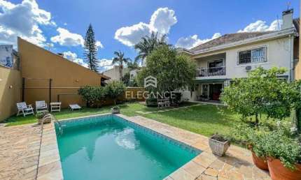 Elegance Imóveis vende ótima residência com 362 m2, 4 dormitórios , 3 suítes, piscina,  com 2 vagas garagem. Chácara das Pedras Porto Alegre.