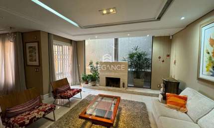 Elegance Imóveis vende residência linda desocupada com 4 dormitórios 3 suítes 4 vagas / box garagem, pátio com piscina no Jardim Lindóia Porto Alegre.