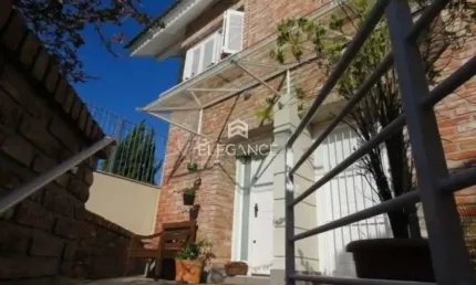 Elegance imóveis vende casa/sobrado em condomínio com 3 dormitórios, sendo 1suíte, lareira, churrasqueira e 2 vagas de garagem/box cobertas. Comprar R$ 1.300.000,00