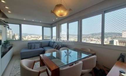 Elegance imóveis vende no bairro Petrópolis lindo apartamento em andar alto com vista de 3 dormitórios,1 suíte, churrasqueira e 2 vagas de garagem/box