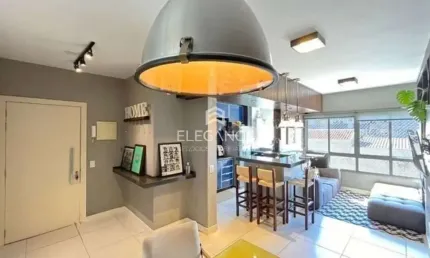 Elegance imóveis vende lindo apartamento mobiliado e decorado por arquiteto de 2 dormitórios, 1 suíte, closet e 1 vaga de garagem/box em Menino Deus - Porto Alegre