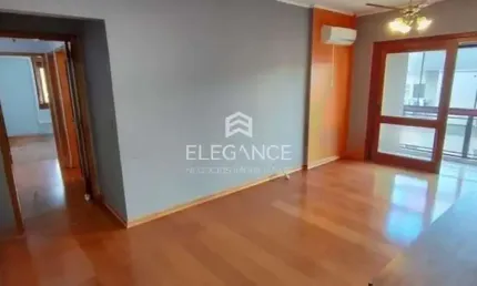 Elegance imóveis vende ótimo apartamento de 2 dormitórios, living com sacada, copa cozinha, churrasqueira e 1 vaga de garagem/box. Menino Deus - Porto Alegre.